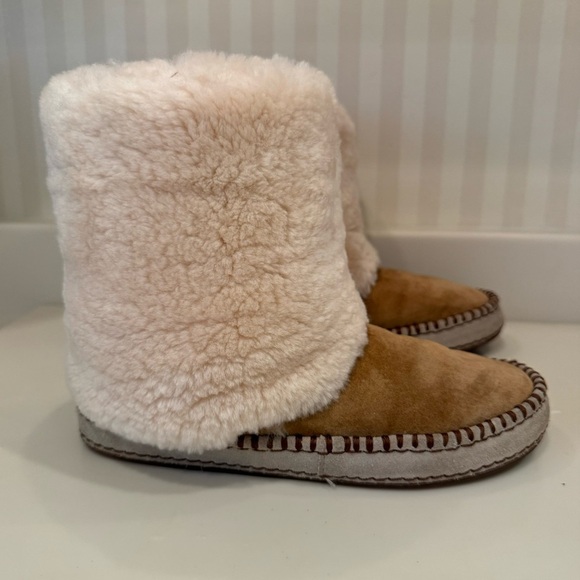 UGG Kestrel Shearling Cuff Boots - Picture 10 of 16
